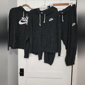 Womens 3 pc Nike set crop joggers, zip jacket and sweatshirt size 2X